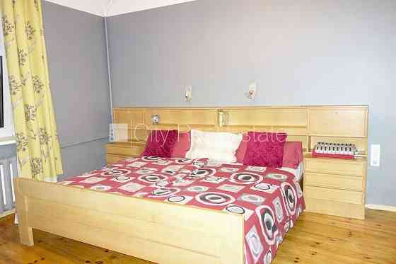 Дом во дворе, реновированный дом, вход со двора, окна выходят во двор, количество Rīga