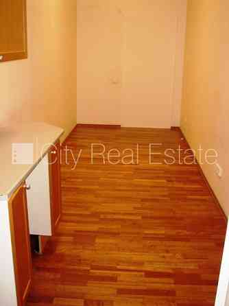 Фасадный дом, реставрированный дом, вход с улицы и со двора, лифт, изолированные Rīga