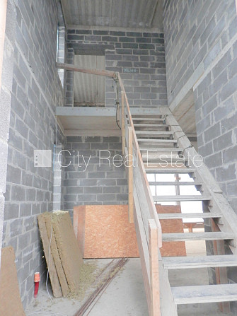 Dvīņu māja, jaunceltne, iežogota teritorija ar koka sētu, apsargāta teritorija, mājā Jūrmala - foto 16