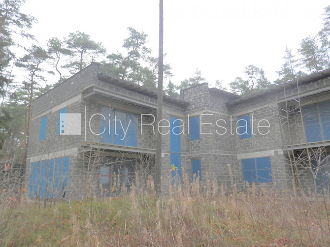 Dvīņu māja, jaunceltne, iežogota teritorija ar koka sētu, apsargāta teritorija, mājā Jūrmala - foto 10