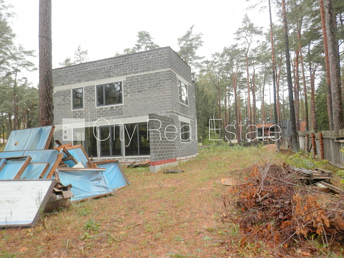 Dvīņu māja, jaunceltne, iežogota teritorija ar koka sētu, apsargāta teritorija, mājā Jūrmala - foto 5