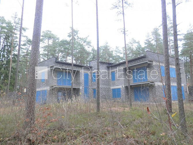 Dvīņu māja, jaunceltne, iežogota teritorija ar koka sētu, apsargāta teritorija, mājā Jūrmala - foto 7