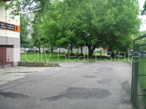 Фасадный дом, покрытие крыши из шифера, благоустроенный озеленённый двор, Рига - изображение 10