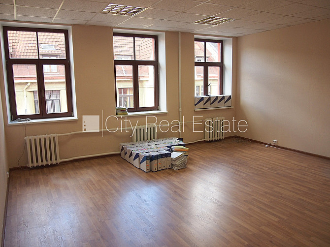 Fasādes māja, renovēta māja, objektu apsargā fiziskā apsardze, ieeja no ielas, kāpņu telpa Rīga - foto 2