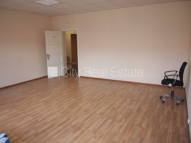 Fasādes māja, renovēta māja, objektu apsargā fiziskā apsardze, ieeja no ielas, kāpņu telpa Rīga - foto 3