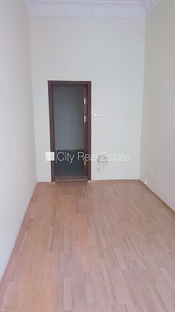 Fasādes māja, renovēta māja, ieeja no ielas, beletāža, ir lifts, kāpņu telpa pēc Rīga - foto 7