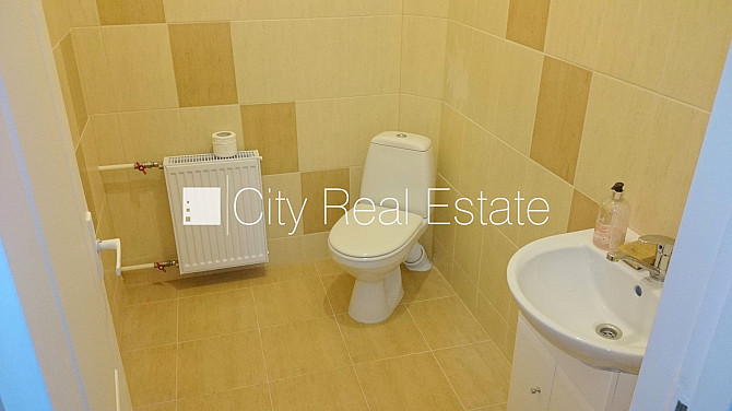 Fasādes māja, renovēta māja, ieeja no ielas, beletāža, ir lifts, kāpņu telpa pēc Rīga - foto 15