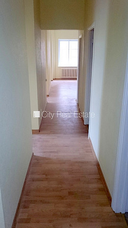 Fasādes māja, renovēta māja, ieeja no ielas, beletāža, ir lifts, kāpņu telpa pēc Rīga - foto 13