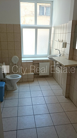 Fasādes māja, renovēta māja, ieeja no ielas, kāpņu telpa pēc kosmētiskā remonta, logi Rīga - foto 7