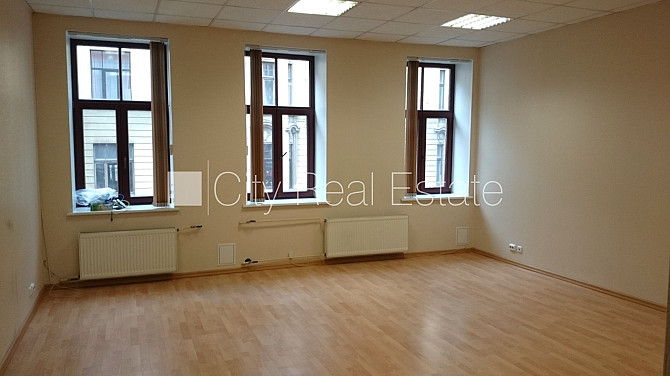 Fasādes māja, renovēta māja, ieeja no ielas, kāpņu telpa pēc kosmētiskā remonta, logi Rīga - foto 1