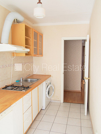 Fasādes māja, labiekārtota apzaļumota teritorija, iežogota teritorija, ieeja no pagalma, logi Rīga - foto 8