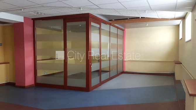 Slēgta teritorija, iežogota teritorija ar metāla sētu, vieta vairākām automašīnām, kāpņu Rīga - foto 1