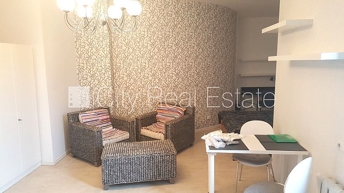 Fasādes māja, ir lifts, kāpņu telpa pēc kosmētiskā remonta, studio tipa, virtuve apvienota Rīga - foto 1