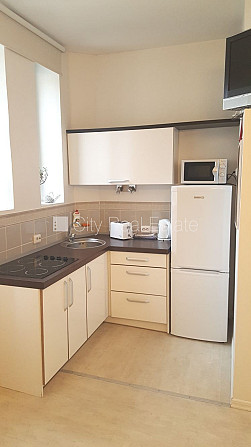 Fasādes māja, ir lifts, kāpņu telpa pēc kosmētiskā remonta, studio tipa, virtuve apvienota Rīga - foto 14