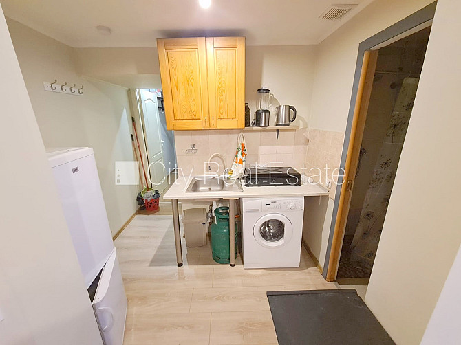 Fasādes māja, ieeja no ielas, logi vērsti uz pagalma pusi, istaba izolēta 18 m2, augstie Rīga - foto 12