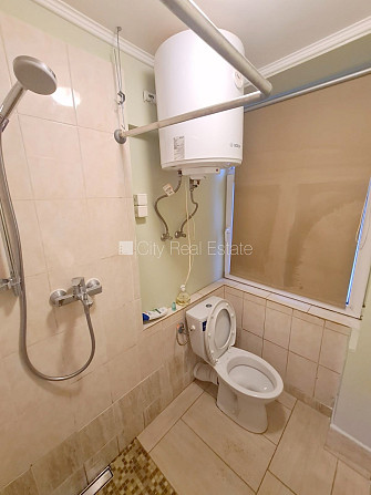 Fasādes māja, ieeja no ielas, logi vērsti uz pagalma pusi, istaba izolēta 18 m2, augstie Rīga - foto 14