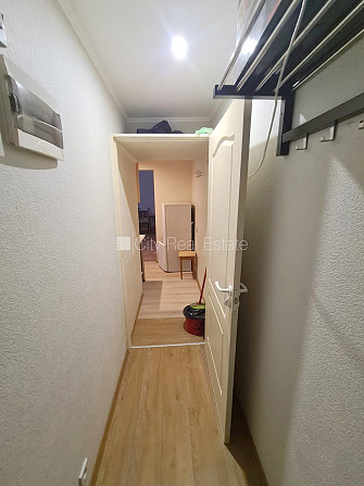 Fasādes māja, ieeja no ielas, logi vērsti uz pagalma pusi, istaba izolēta 18 m2, augstie Rīga - foto 15