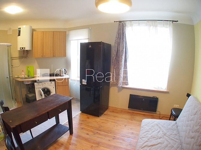 Fasādes māja, ieeja no ielas, logi vērsti uz pagalma pusi, studio tipa, virtuve apvienota ar Rīga - foto 1