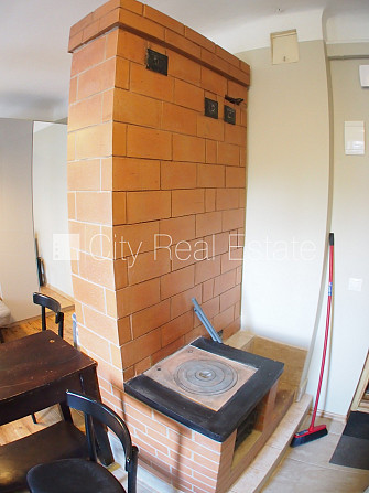 Fasādes māja, ieeja no ielas, logi vērsti uz pagalma pusi, studio tipa, virtuve apvienota ar Rīga - foto 13