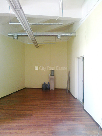 Renovēta māja, vieta automašīnai, objektu apsargā fiziskā apsardze, ir kravas lifts, kāpņu Rīga - foto 2