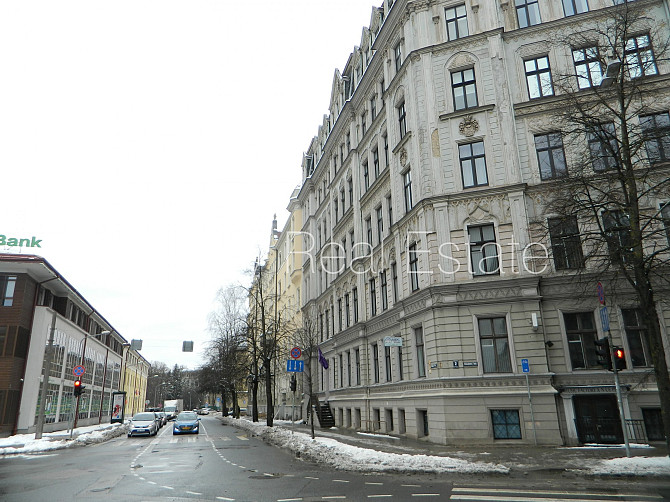 Fasādes māja, objektu apsargā fiziskā apsardze, ieeja no ielas, ir lifts, kāpņu telpa pēc Rīga - foto 10