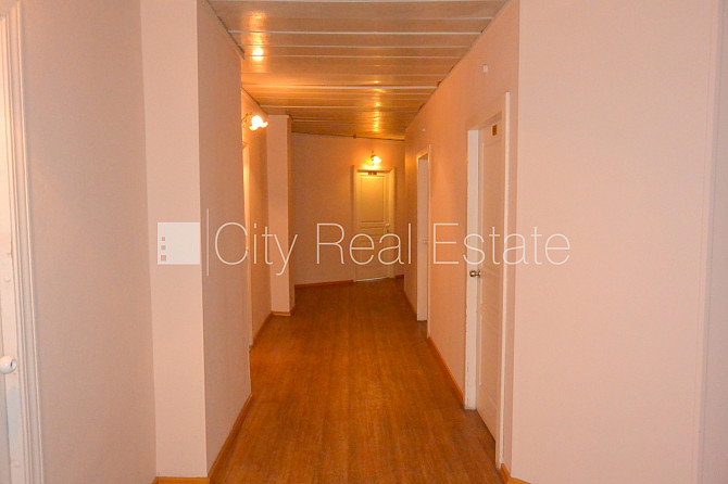 Fasādes māja, objektu apsargā fiziskā apsardze, ieeja no ielas, ir lifts, kāpņu telpa pēc Rīga - foto 7