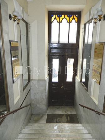 Fasādes māja, objektu apsargā fiziskā apsardze, ieeja no ielas, ir lifts, kāpņu telpa pēc Rīga - foto 9