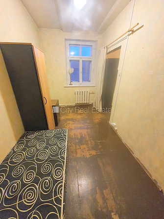 Фасадный дом, вход с улицы, окна выходят на улицу, одна изолированная комната, Рига - изображение 4