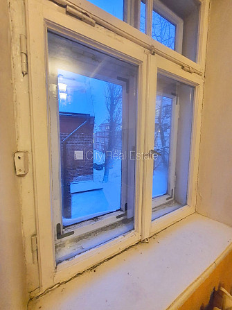 Фасадный дом, вход с улицы, окна выходят на улицу, одна изолированная комната, Рига - изображение 6