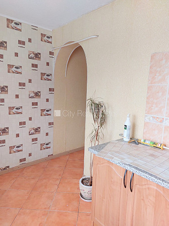 Фасадный дом, кирпичные стены, благоустроенный озеленённый двор, лестничная Тукумс и Тукумский край - изображение 8