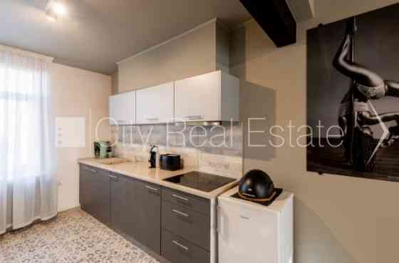 Фасадный дом, реновированный дом, благоустроенная озеленённая территория, место Рига