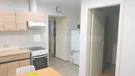 Фасадный дом, реновированный дом, закрытый двор, вход со двора, полуподвал, Рига