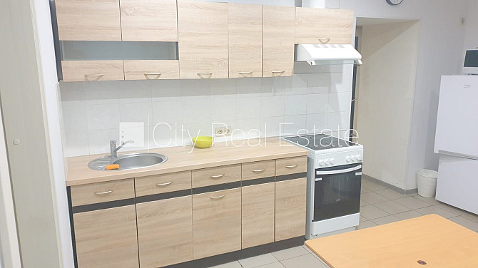 Fasādes māja, renovēta māja, slēgts pagalms, ieeja no pagalma, puspagrabs, kāpņu telpa pēc Rīga - foto 1