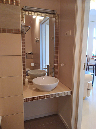 Fasādes māja, renovēta māja, slēgta teritorija, ieeja no ielas, ir lifts, kāpņu telpa pēc Rīga - foto 13