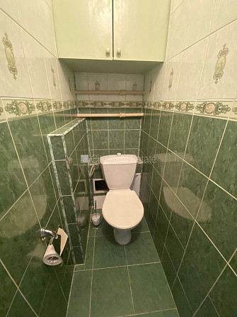 Фасадный дом, благоустроенный озеленённый двор, место для машины, лифт, лоджия, Рига - изображение 11