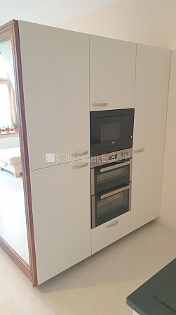 Fasādes māja, renovēta māja, ieeja no ielas, ir lifts, kāpņu telpa pēc kosmētiskā remonta, Rīga - foto 13