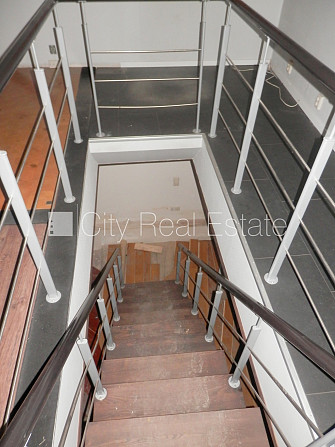 Фасадный дом, на подвальном этаже доступно кладовое помещение, место для машины, Рига - изображение 11