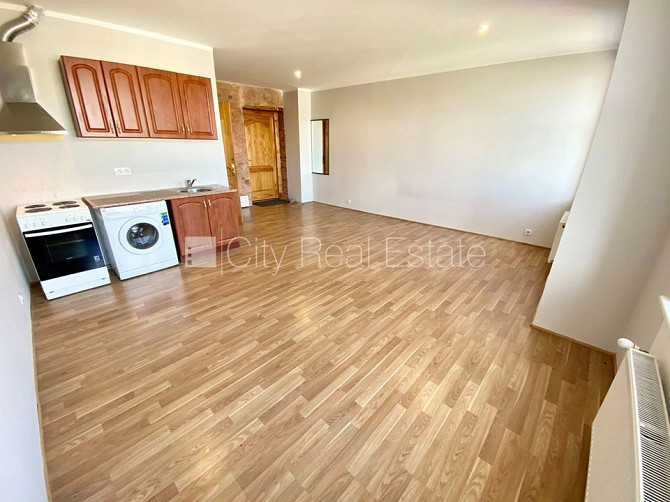 Здание во дворе, реновированный дом, благоустроенный озеленённый двор, закрытый Рига - изображение 2