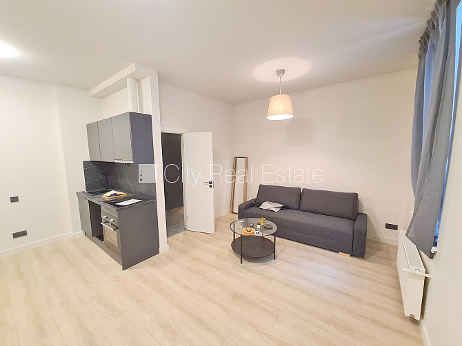 Фасадный дом, реновированный дом, закрытый двор, вход с улицы и со двора, Рига - изображение 1