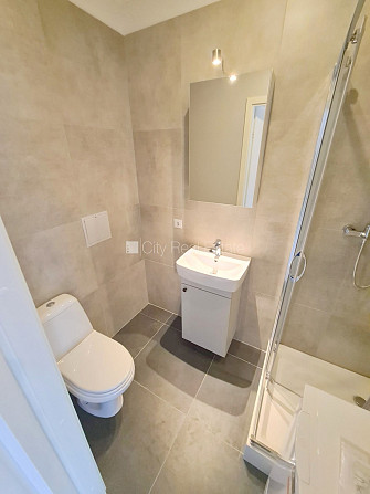 Фасадный дом, реновированный дом, вход с улицы, лестничная клетка после Рига - изображение 9