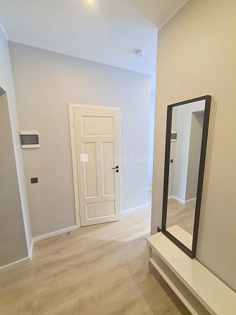 Фасадный дом, реновированный дом, вход с улицы, лестничная клетка после Рига - изображение 8