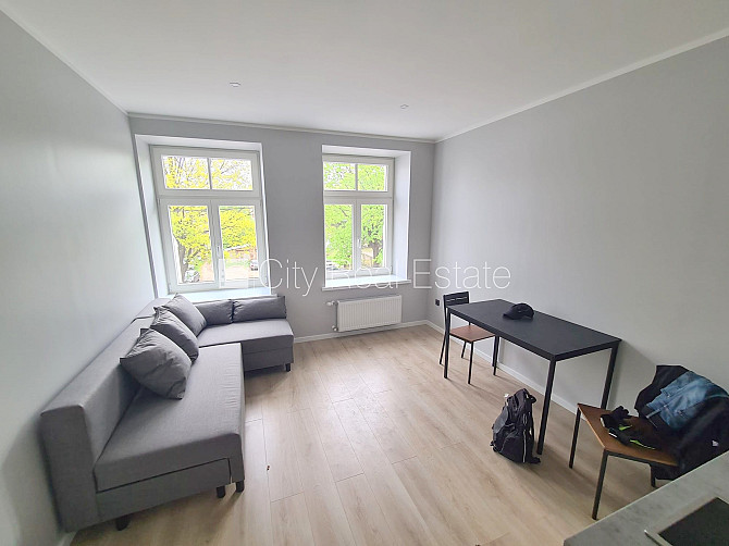 Фасадный дом, реновированный дом, вход с улицы, лестничная клетка после Рига - изображение 3