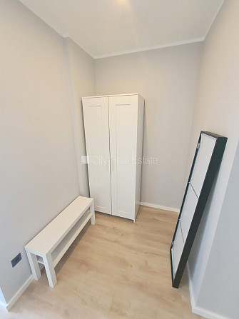 Фасадный дом, реновированный дом, вход с улицы, лестничная клетка после Рига - изображение 13