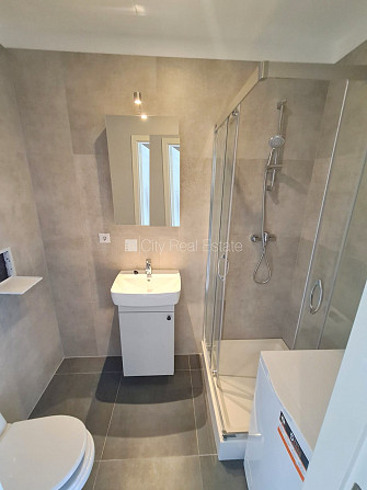 Фасадный дом, реновированный дом, вход с улицы, лестничная клетка после Рига - изображение 12