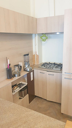 Fasādes māja, renovēta māja, ieeja no ielas, ir lifts, kāpņu telpa pēc kosmētiskā remonta, Rīga - foto 10