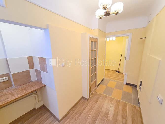 Pagalma māja, slēgts pagalms, ieeja no ielas, kāpņu telpa pēc kosmētiskā remonta, logi Rīga - foto 7