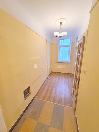 Pagalma māja, slēgts pagalms, ieeja no ielas, kāpņu telpa pēc kosmētiskā remonta, logi Rīga - foto 14