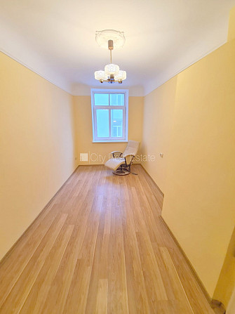 Pagalma māja, slēgts pagalms, ieeja no ielas, kāpņu telpa pēc kosmētiskā remonta, logi Rīga - foto 3