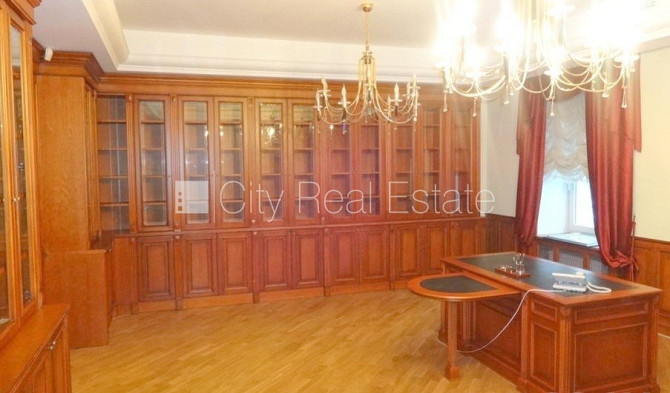 Fasādes māja, ieeja no ielas, kāpņu telpa pēc kosmētiskā remonta, logi vērsti mājas abās Rīga - foto 2