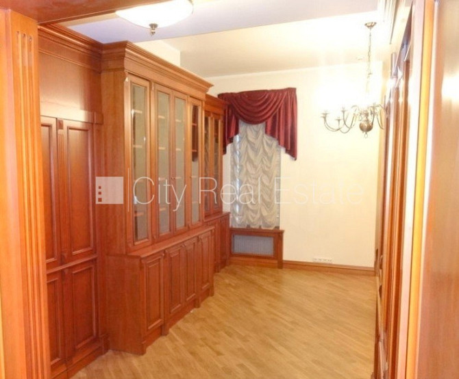 Fasādes māja, ieeja no ielas, kāpņu telpa pēc kosmētiskā remonta, logi vērsti mājas abās Rīga - foto 6